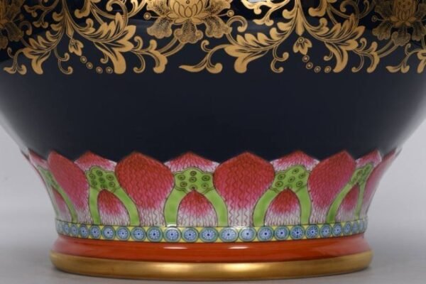 Qing Dynasty, Qianlong period, enameled blue and gold-painted double-handled swallow jar - Image 3