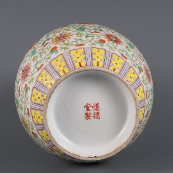 Made in the Daoguang Period of the Qing Dynasty Pomegranate vase with lotus and eight treasures - Image 9