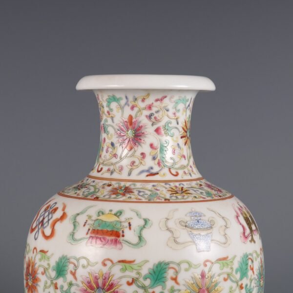 Made in the Daoguang Period of the Qing Dynasty Pomegranate vase with lotus and eight treasures - Image 3