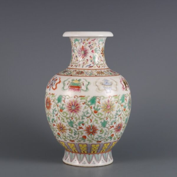 Made in the Daoguang Period of the Qing Dynasty Pomegranate vase with lotus and eight treasures - Image 2