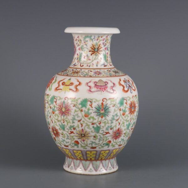 Made in the Daoguang Period of the Qing Dynasty Pomegranate vase with lotus and eight treasures - Image 4