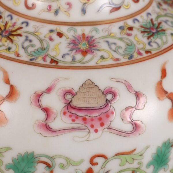 Made in the Daoguang Period of the Qing Dynasty Pomegranate vase with lotus and eight treasures - Image 5