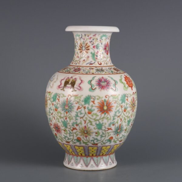 Made in the Daoguang Period of the Qing Dynasty Pomegranate vase with lotus and eight treasures