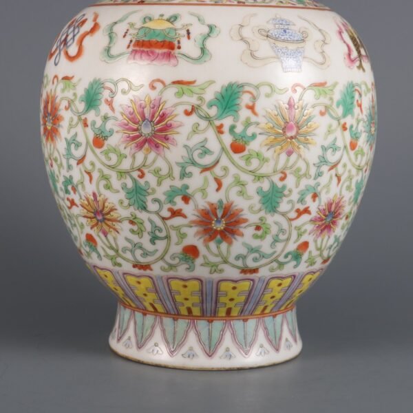Made in the Daoguang Period of the Qing Dynasty Pomegranate vase with lotus and eight treasures - Image 6