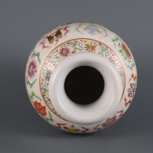 Made in the Daoguang Period of the Qing Dynasty Pomegranate vase with lotus and eight treasures - Image 7
