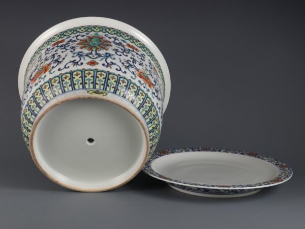 Doucai lotus flowerpot made in the Yongzheng period of the Qing Dynasty - Image 3