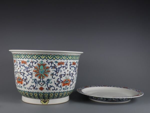 Doucai lotus flowerpot made in the Yongzheng period of the Qing Dynasty - Image 4