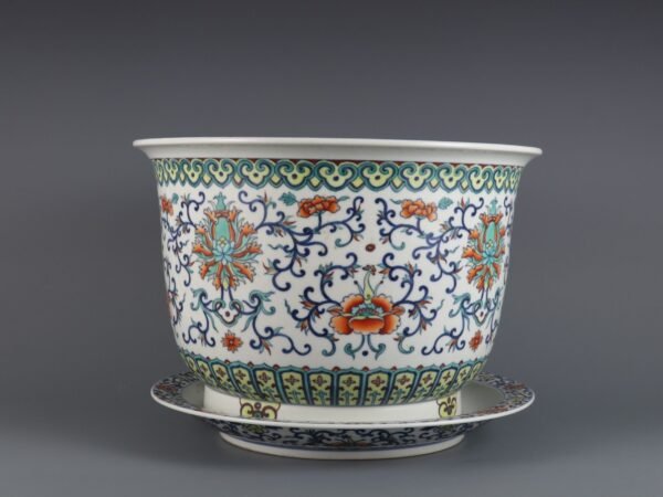 Doucai lotus flowerpot made in the Yongzheng period of the Qing Dynasty - Image 2