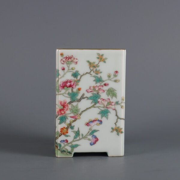 pattern made in pastel colors during the reign of Emperor Qianlong of the Qing Dynasty