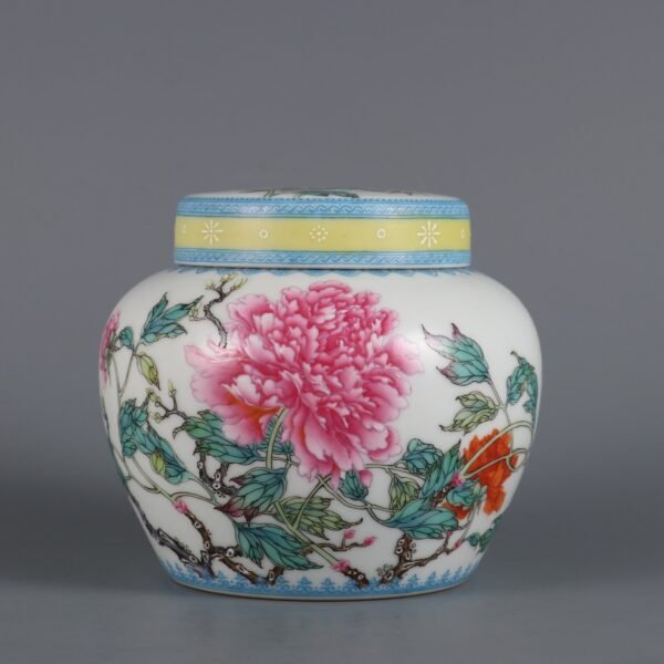 Qing Dynasty Yongzheng period enameled emerald peony pattern tea can