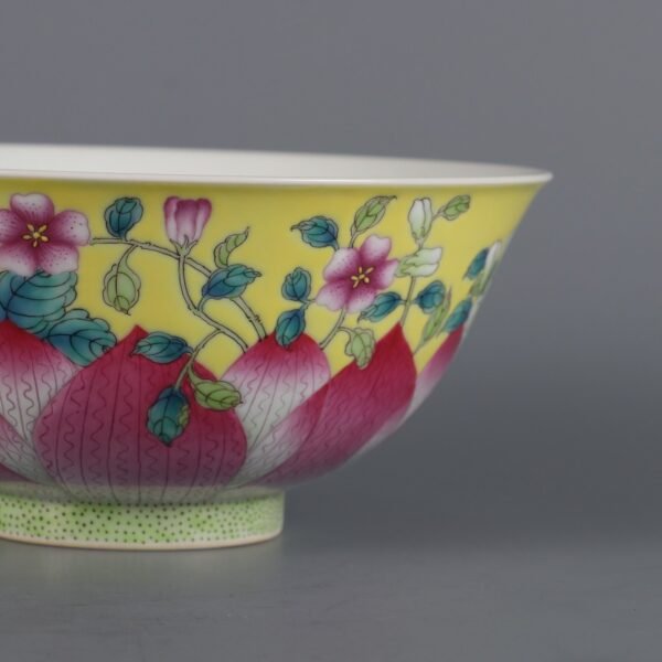 Qing Dynasty Yongzheng Emperor Yellow Ground Famille Rose Flower Pattern Lotus Petal Palace Bowl - Image 6
