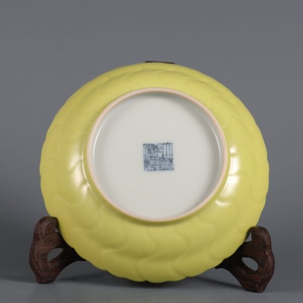 yellow glaze glazed chrysanthemum-petal plates made in the Qianlong period of the Qing Dynasty - Image 10