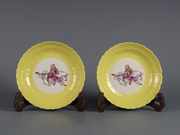 yellow glaze glazed chrysanthemum-petal plates made in the Qianlong period of the Qing Dynasty