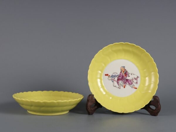 yellow glaze glazed chrysanthemum-petal plates made in the Qianlong period of the Qing Dynasty - Image 5