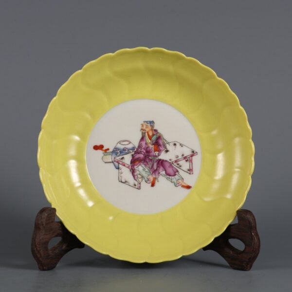 yellow glaze glazed chrysanthemum-petal plates made in the Qianlong period of the Qing Dynasty - Image 6