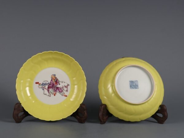 yellow glaze glazed chrysanthemum-petal plates made in the Qianlong period of the Qing Dynasty - Image 2