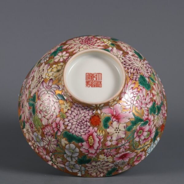 Qing Dynasty Qianlong Period Gold Ground Famille Rose Thousand Flower Pattern Palace Bowl - Image 9