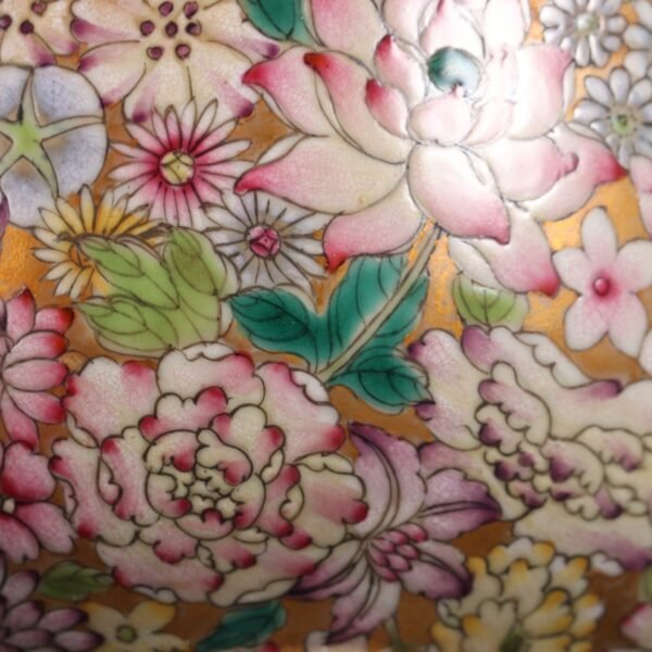 Qing Dynasty Qianlong Period Gold Ground Famille Rose Thousand Flower Pattern Palace Bowl - Image 3