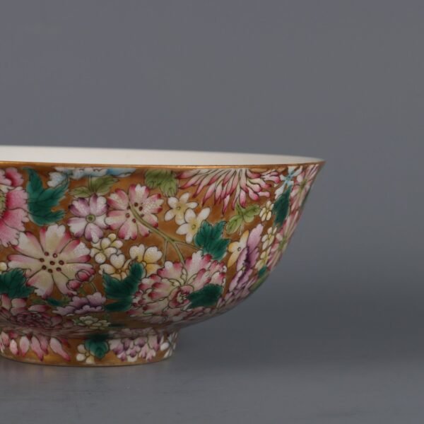 Qing Dynasty Qianlong Period Gold Ground Famille Rose Thousand Flower Pattern Palace Bowl - Image 4