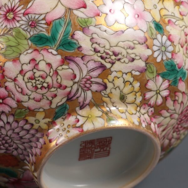 Qing Dynasty Qianlong Period Gold Ground Famille Rose Thousand Flower Pattern Palace Bowl - Image 5