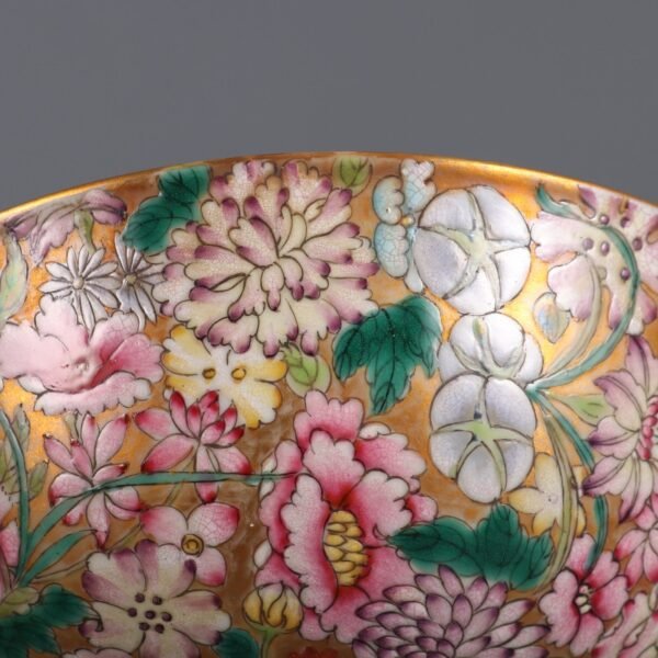 Qing Dynasty Qianlong Period Gold Ground Famille Rose Thousand Flower Pattern Palace Bowl - Image 6