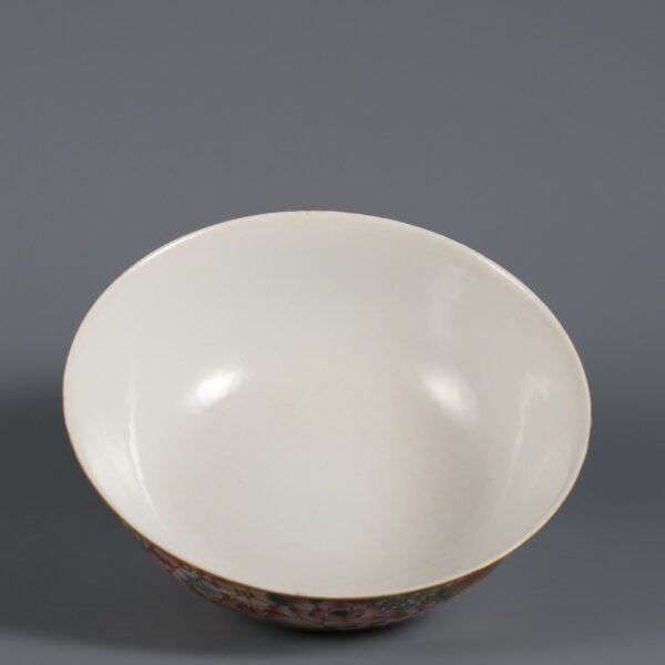 Qing Dynasty Qianlong Period Gold Ground Famille Rose Thousand Flower Pattern Palace Bowl - Image 7