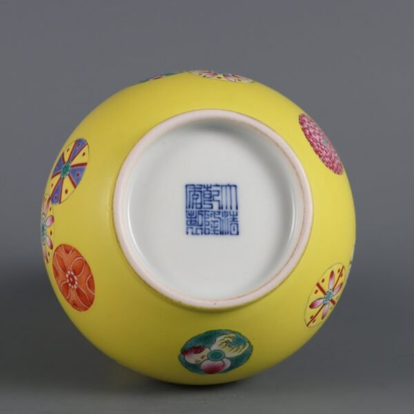 famille rose leather ball pattern gourd vase made in the Qianlong period of the Qing Dynasty - Image 9