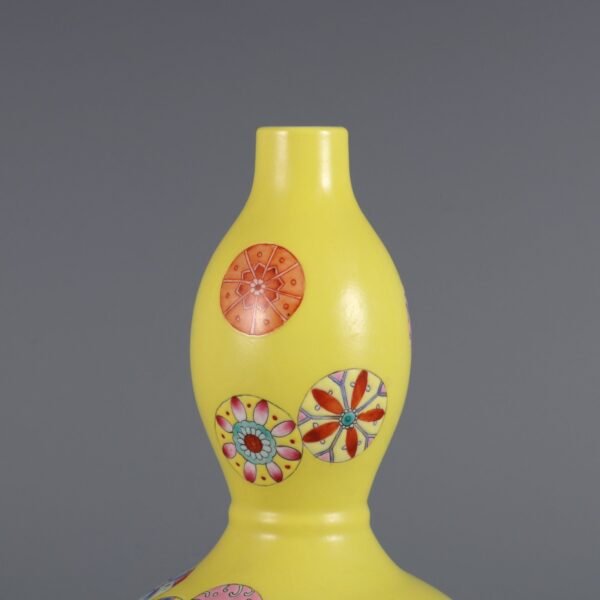 famille rose leather ball pattern gourd vase made in the Qianlong period of the Qing Dynasty - Image 4