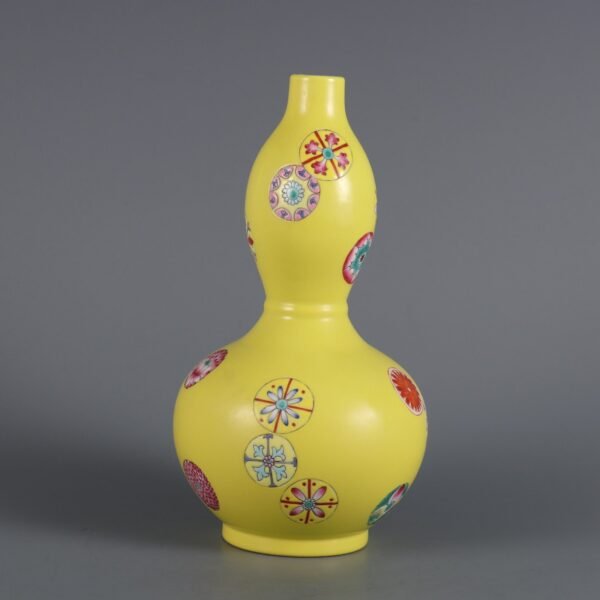 famille rose leather ball pattern gourd vase made in the Qianlong period of the Qing Dynasty - Image 2