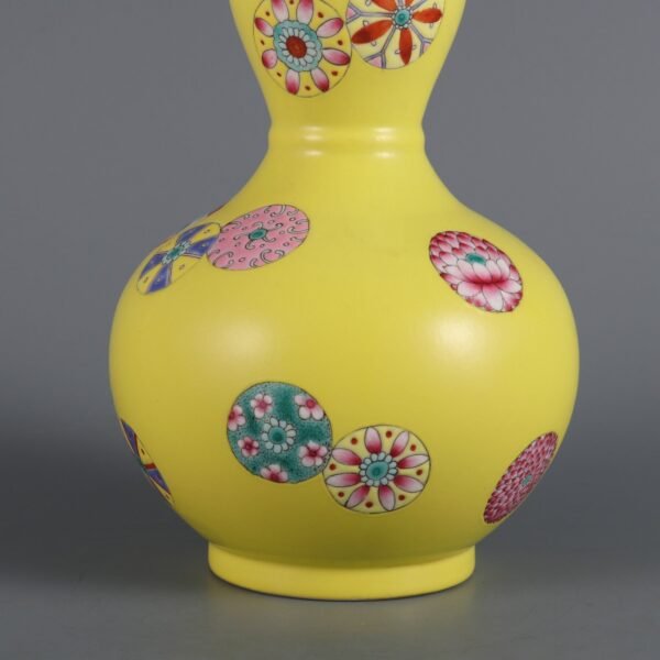 famille rose leather ball pattern gourd vase made in the Qianlong period of the Qing Dynasty - Image 7