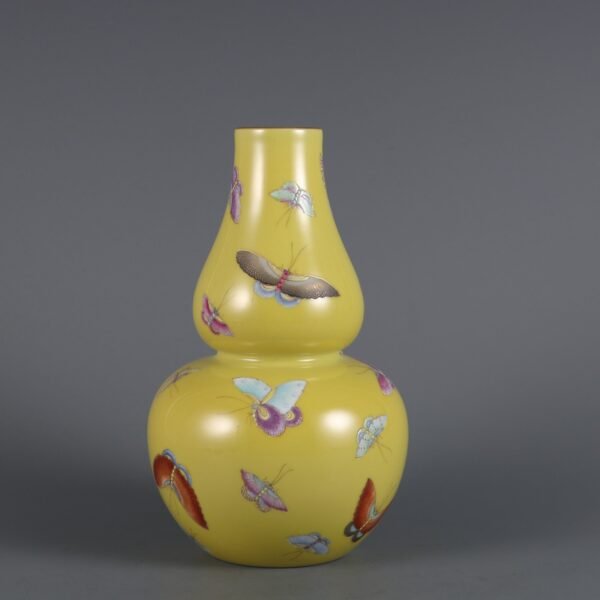 Qing Dynasty Yongzheng Emperor Yellow Ground Famille Rose Butterfly Pattern Gourd Vase