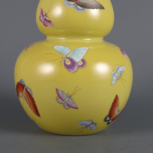 Qing Dynasty Yongzheng Emperor Yellow Ground Famille Rose Butterfly Pattern Gourd Vase - Image 2