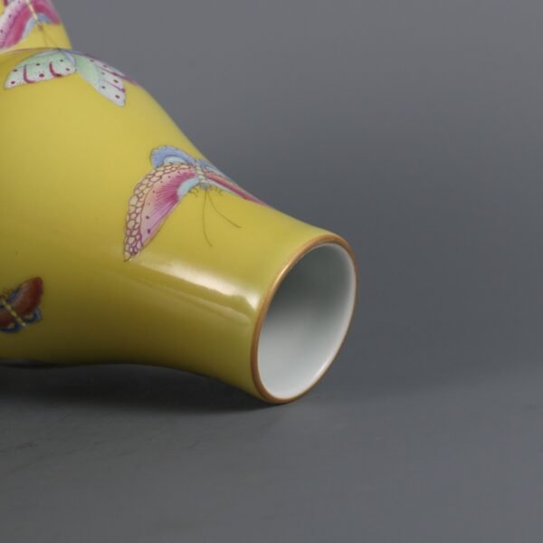 Qing Dynasty Yongzheng Emperor Yellow Ground Famille Rose Butterfly Pattern Gourd Vase - Image 5
