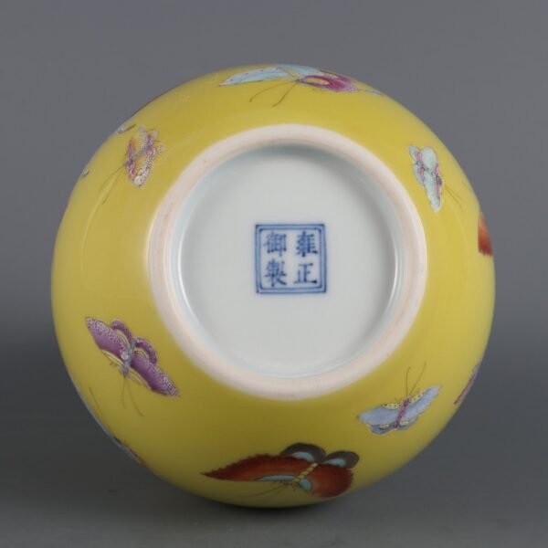 Qing Dynasty Yongzheng Emperor Yellow Ground Famille Rose Butterfly Pattern Gourd Vase - Image 6