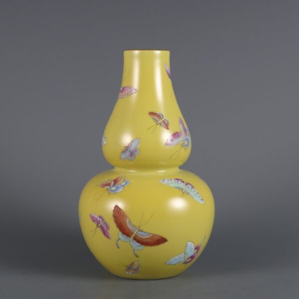 Qing Dynasty Yongzheng Emperor Yellow Ground Famille Rose Butterfly Pattern Gourd Vase - Image 9