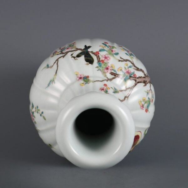 Qing Dynasty Qianlong period powder enamel official top grade melon rhombus round mouth vase - Image 3