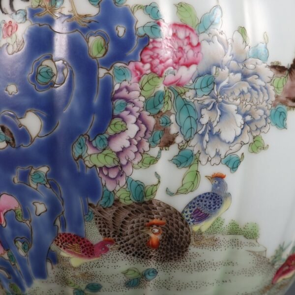 Qing Dynasty Qianlong period powder enamel official top grade melon rhombus round mouth vase - Image 7