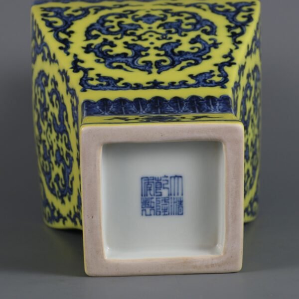 Kuifeng pattern square vase made in the Qianlong period of the Qing Dynasty - Image 8