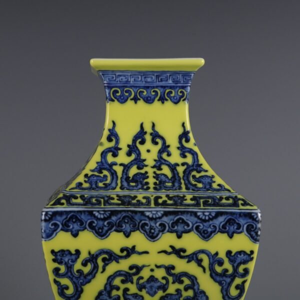 Kuifeng pattern square vase made in the Qianlong period of the Qing Dynasty - Image 7