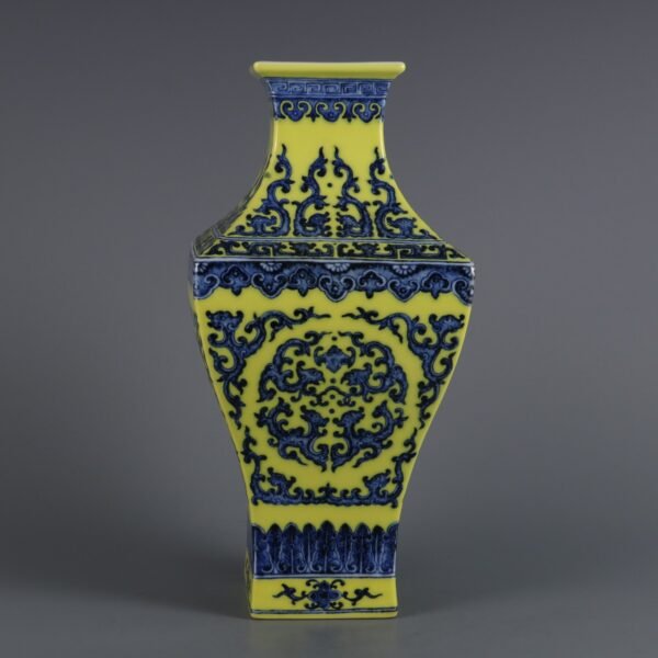 Kuifeng pattern square vase made in the Qianlong period of the Qing Dynasty