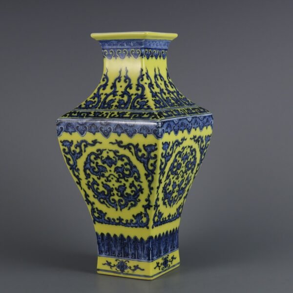 Kuifeng pattern square vase made in the Qianlong period of the Qing Dynasty - Image 2