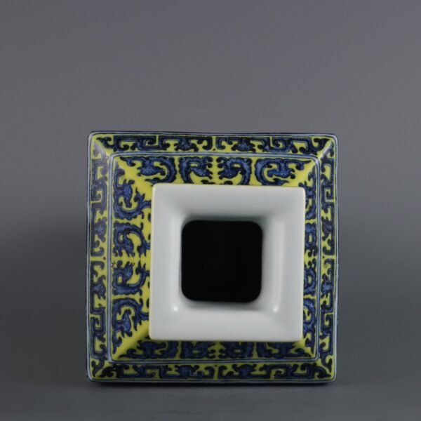 Kuifeng pattern square vase made in the Qianlong period of the Qing Dynasty - Image 3