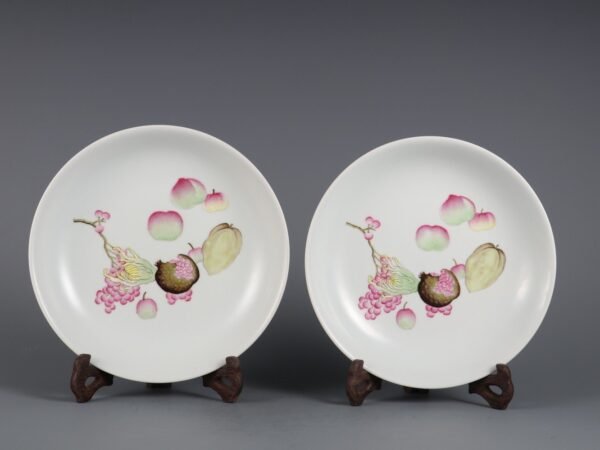 melon-fruit-patterned appreciation plates made in the Yongzheng period of the Qing Dynasty