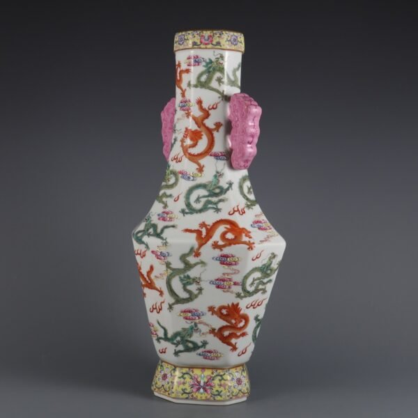 Qing Dynasty Qianlong period pink enamel cloud dragon pattern double handle octagonal vase - Image 3