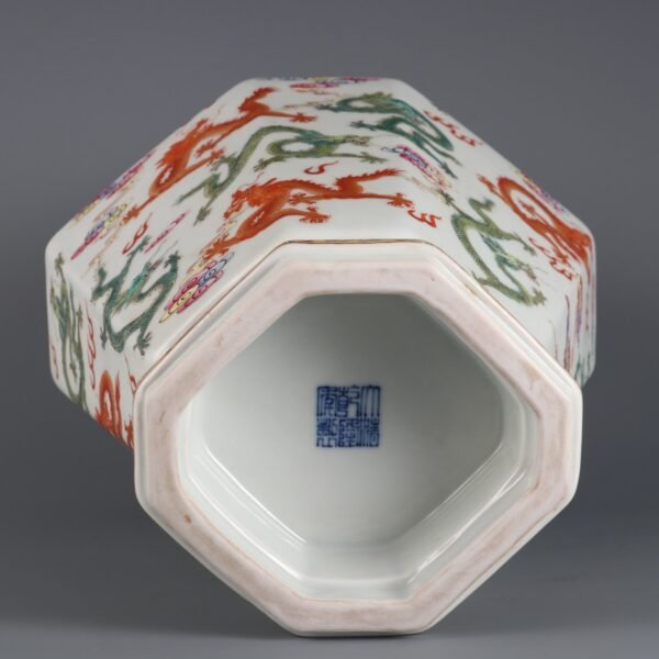 Qing Dynasty Qianlong period pink enamel cloud dragon pattern double handle octagonal vase - Image 7