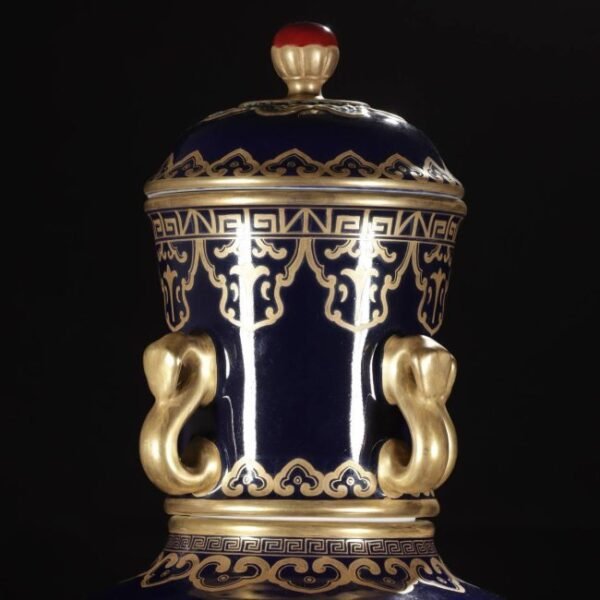 A Qing Dynasty Qianlong-era vase with a four-handled rotating lid and carved with gold - Image 3