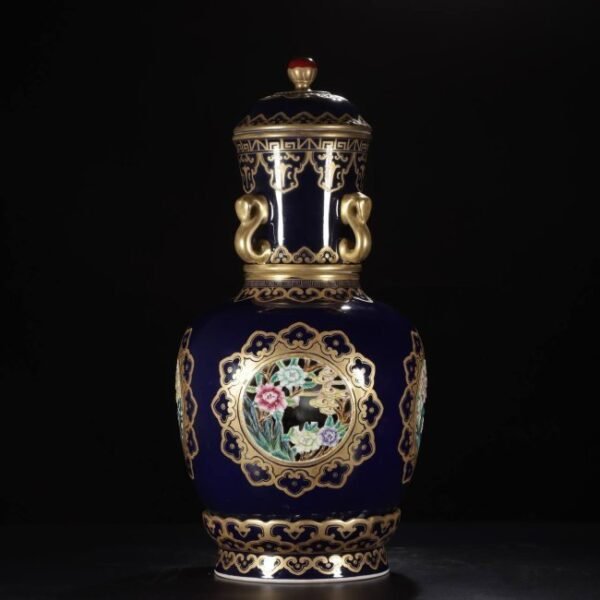 A Qing Dynasty Qianlong-era vase with a four-handled rotating lid and carved with gold - Image 4