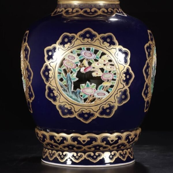 A Qing Dynasty Qianlong-era vase with a four-handled rotating lid and carved with gold - Image 5