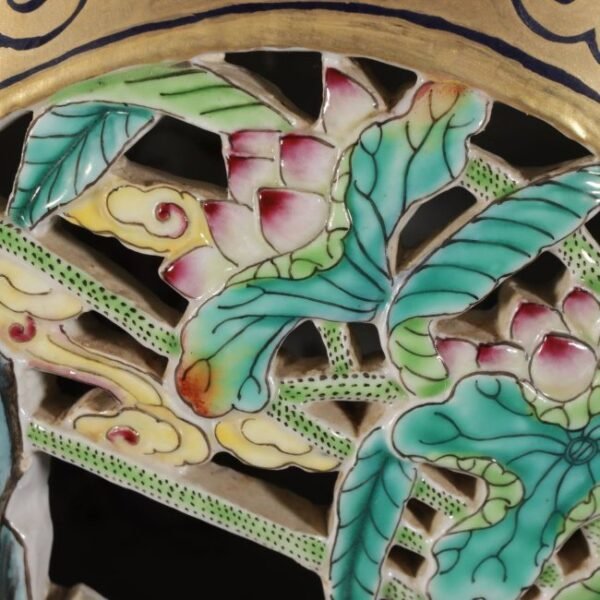 A Qing Dynasty Qianlong-era vase with a four-handled rotating lid and carved with gold - Image 6