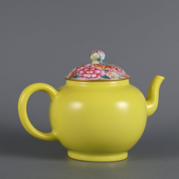 Qing Dynasty Yongzheng lemon yellow glaze with enamel flower pattern teapot - Image 3